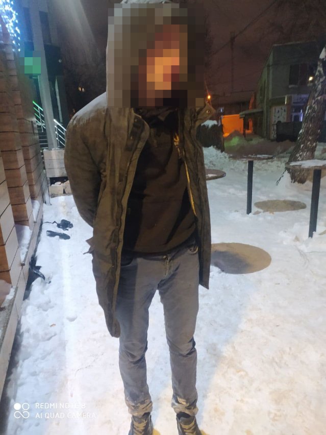 У Луцьку «на гарячому» затримали чоловіків, які вдерлися до чужої квартири