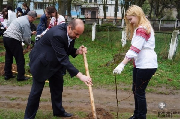 У Луцьку школярі висадили «Алею випускників». ФОТО