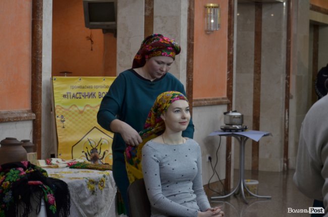 Під час фестивалю у Луцьку створюють великого янгола, роблять свічки та хустки. ФОТО