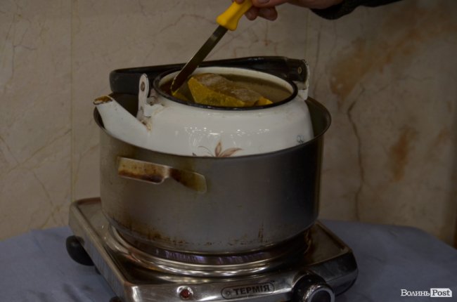 Під час фестивалю у Луцьку створюють великого янгола, роблять свічки та хустки. ФОТО