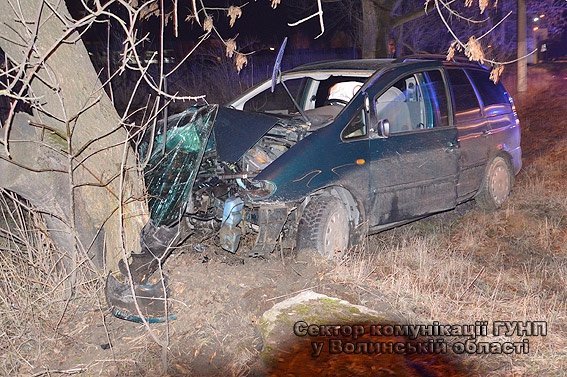 У Нововолинську легковик врізався в дерево: водія госпіталізували. ФОТО