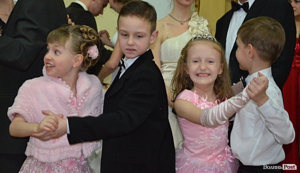 2 березня - у стінах Східноєвропейського університету відбувся університетський бал. Участь у ньому взяли і зовсім юні дами і кавалери