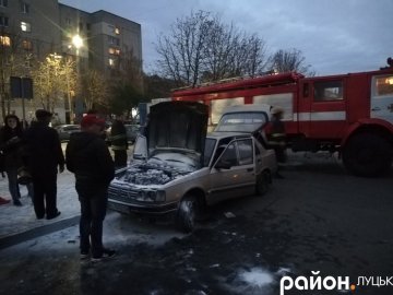 У Луцьку горіла автівка. ФОТО