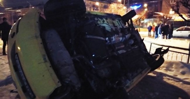 Збив знак та перевернувся: на Донеччині нетверезий водій тікав від поліцейських. ФОТО