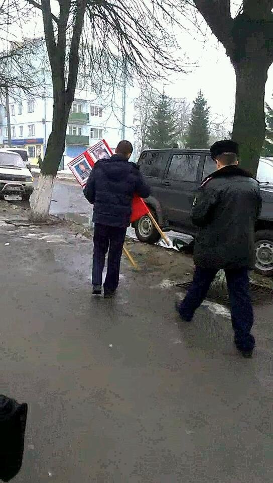 На Волині міліція демонтувала «дошку ганьби» з регіоналами. ФОТО