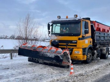 Під Луцьком автівка виїхала на зустрічну смугу і зіштовхнулася зі снігоприбиральною технікою