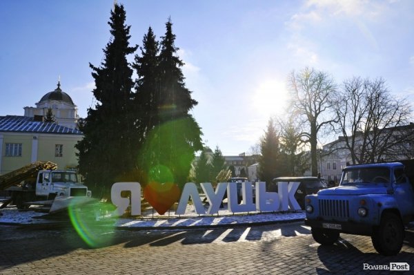 Новий Рік приходить: Луцькі ялинки прикрашають