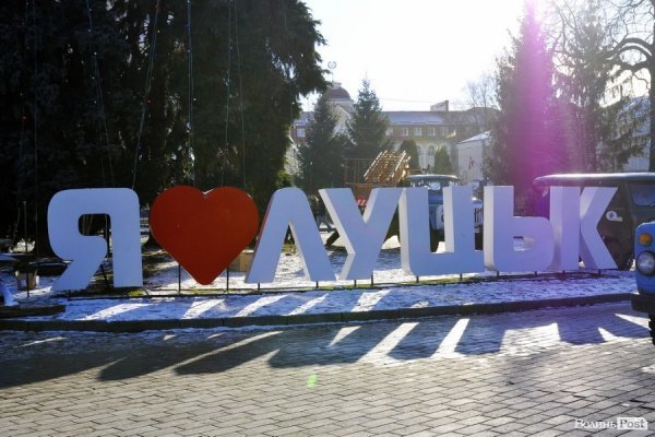 Новий Рік приходить: Луцькі ялинки прикрашають