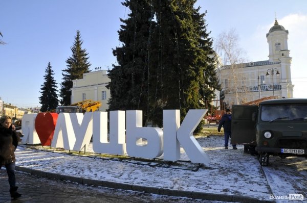 Новий Рік приходить: Луцькі ялинки прикрашають