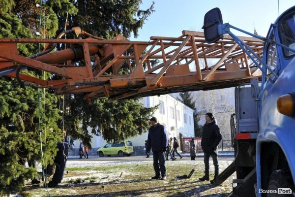 Новий Рік приходить: Луцькі ялинки прикрашають
