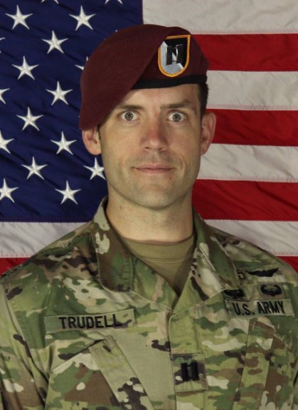 Волонтер зі США привіз волинським дітлахам уламки ракет