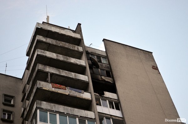 «Вся кімната чорна. Балкон згорів... У кого просити допомоги?» – погорільці з висотки у центрі Луцька. ФОТО