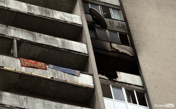 «Вся кімната чорна. Балкон згорів... У кого просити допомоги?» – погорільці з висотки у центрі Луцька. ФОТО
