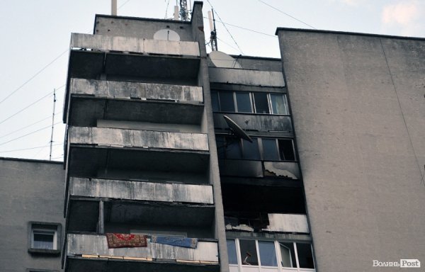 «Вся кімната чорна. Балкон згорів... У кого просити допомоги?» – погорільці з висотки у центрі Луцька. ФОТО