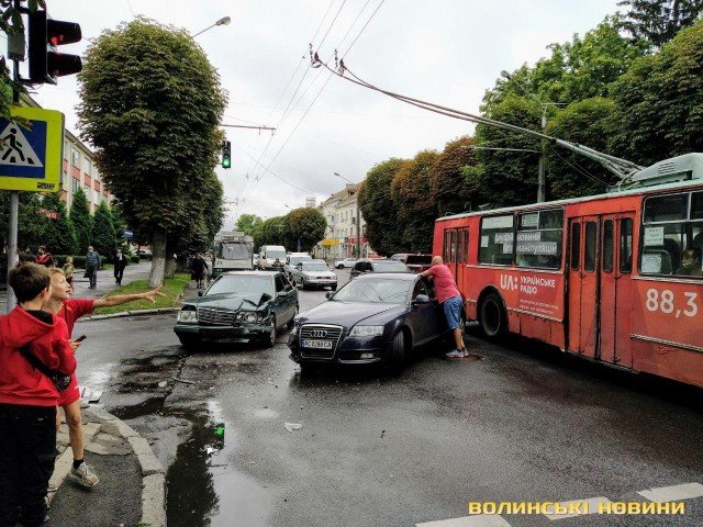 У Луцьку поблизу відділку поліції зіткнулися Mercedes та Audi. ФОТО