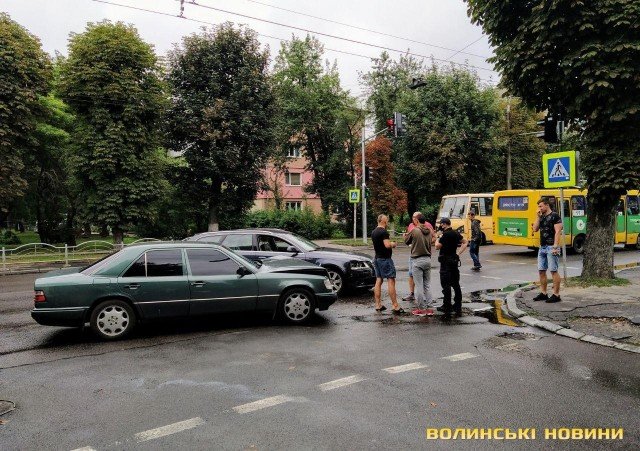 У Луцьку поблизу відділку поліції зіткнулися Mercedes та Audi. ФОТО