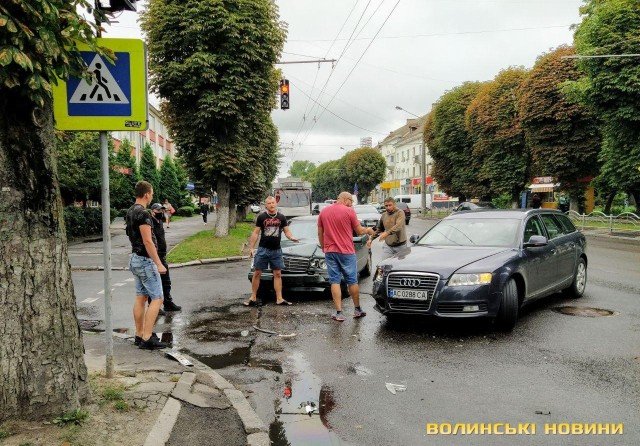 У Луцьку поблизу відділку поліції зіткнулися Mercedes та Audi. ФОТО