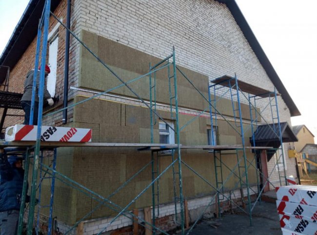 У селі під Луцьком утепляють клуб. ФОТО