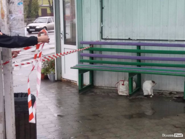 У Луцьку на зупинці виявили підозрілу сумку, в якій виявилася картопля. ФОТО