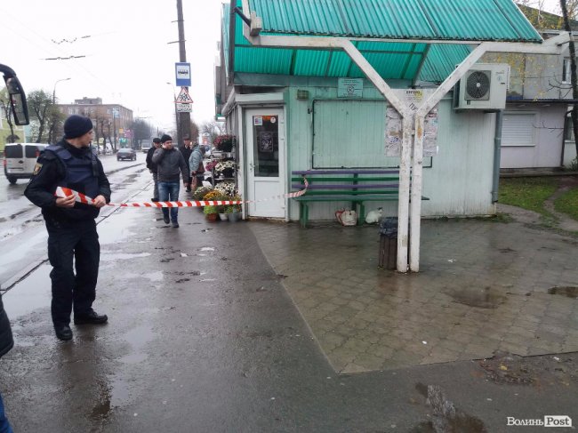 У Луцьку на зупинці виявили підозрілу сумку, в якій виявилася картопля. ФОТО