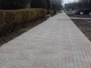 Лучани просять облаштувати тротуари, бо діти ходять до школи проїжджою частиною