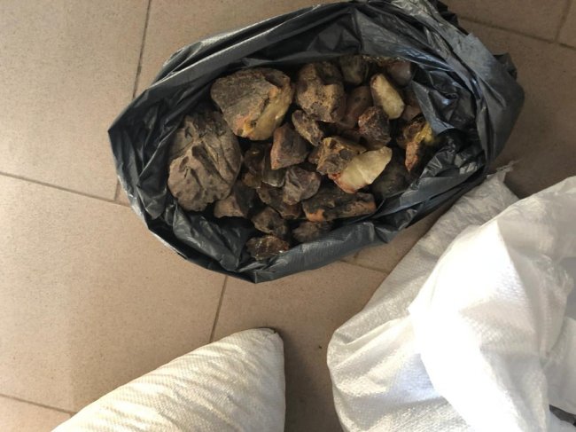 На Рівненщині у будинках двох чоловіків знайшли бурштину на майже 2 мільйона гривень. ФОТО