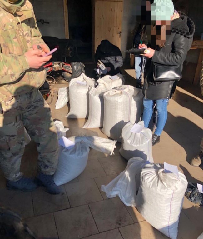 На Рівненщині у будинках двох чоловіків знайшли бурштину на майже 2 мільйона гривень. ФОТО