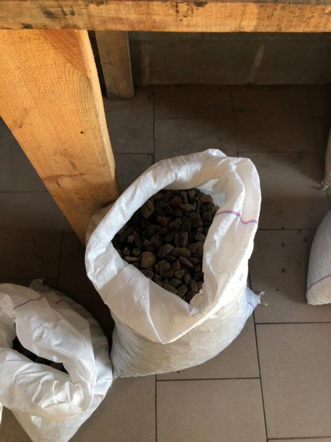 На Рівненщині у будинках двох чоловіків знайшли бурштину на майже 2 мільйона гривень. ФОТО
