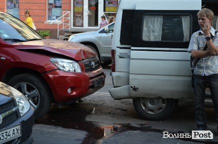 ДТП-«гармошка» у Луцьку: Тойота втаранила відразу три авто. ФОТО