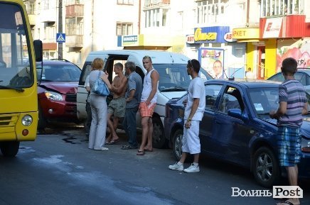 ДТП-«гармошка» у Луцьку: Тойота втаранила відразу три авто. ФОТО