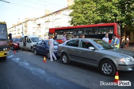 ДТП-«гармошка» у Луцьку: Тойота втаранила відразу три авто. ФОТО