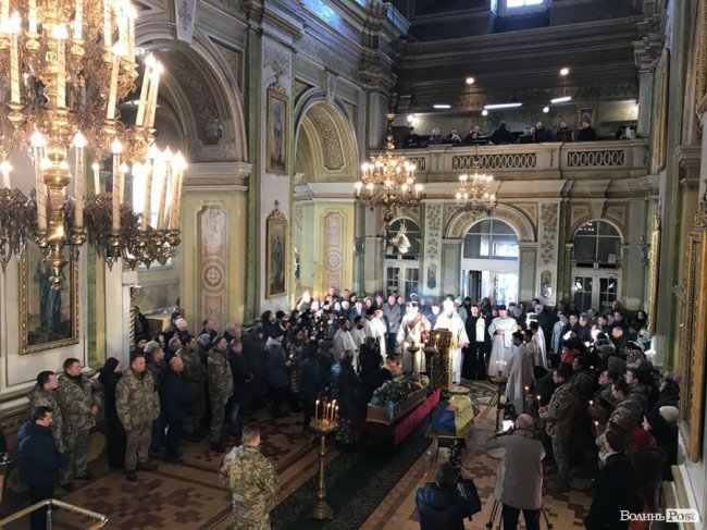У Луцьку прощаються з загиблим на Сході Героєм Віктором Лахаєм. ФОТО
