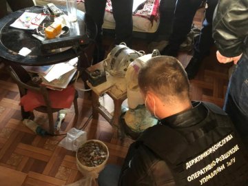 Волинські правоохоронці викрили нелегальні майстерні з обробки «сонячного каміння». ФОТО