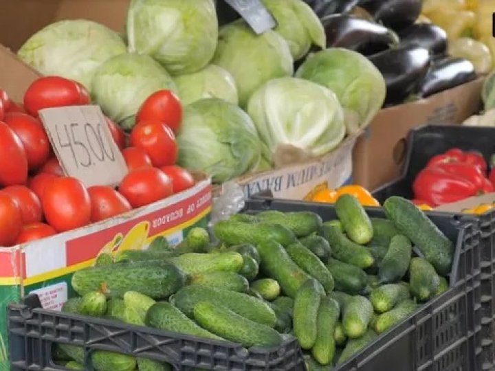 На ринку у Луцьку – ажіотаж за товарами: що згрібають з прилавків 