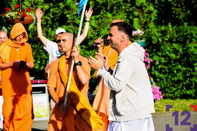 У Луцьку ходили крішнаїти: хто вони і що проповідують. ФОТОРЕПОРТАЖ