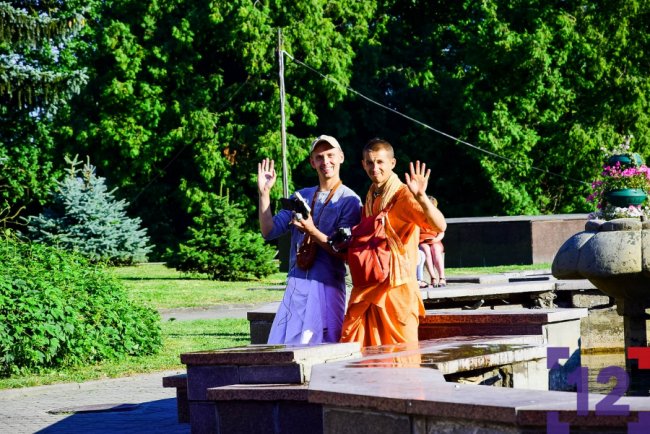 У Луцьку ходили крішнаїти: хто вони і що проповідують. ФОТОРЕПОРТАЖ