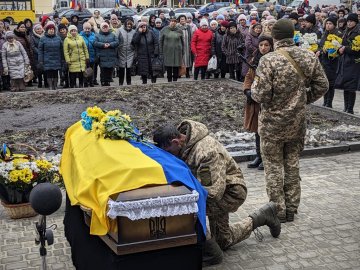 «Приходьте прощатися з Героями, щоб знати, яких людей втрачаємо»: на Волині провели в останню путь Олександра Тужилова