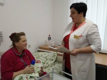 Тато стояв і плакав: на Рівненщині жінка народила 19 дитину