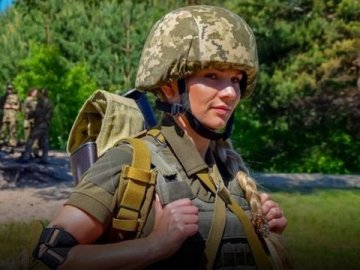 Для українських військовослужбовиць створили жіночий бронежилет