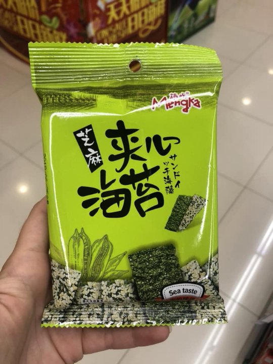 Бобові цукерки і соки у трубочках: лучанка показала дивні китайські смаколики. ФОТО