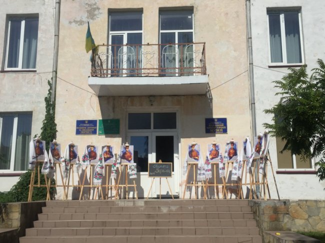 Cтяги з Євромайдану, АТО і ООС: у місті на Волині презентували колекцію прапорів. ФОТО