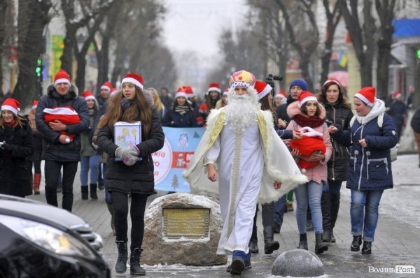 Луцьком пройшов парад помічників Святого Миколая