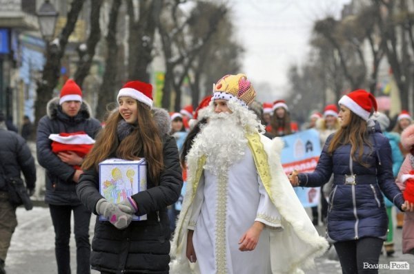Луцьком пройшов парад помічників Святого Миколая