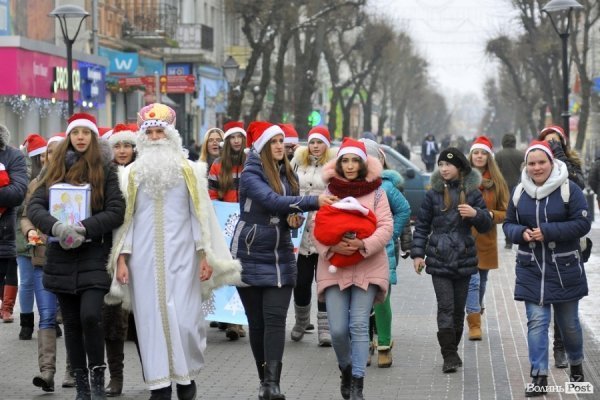 Луцьком пройшов парад помічників Святого Миколая