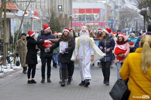 Луцьком пройшов парад помічників Святого Миколая
