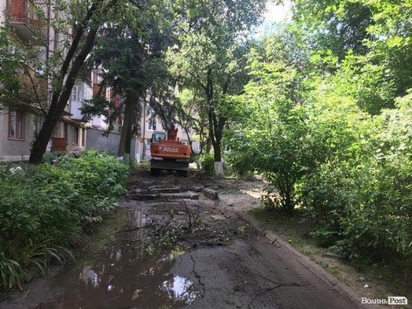 На двох вулицях Луцька розпочали ремонт дитячих майданчиків. ФОТО