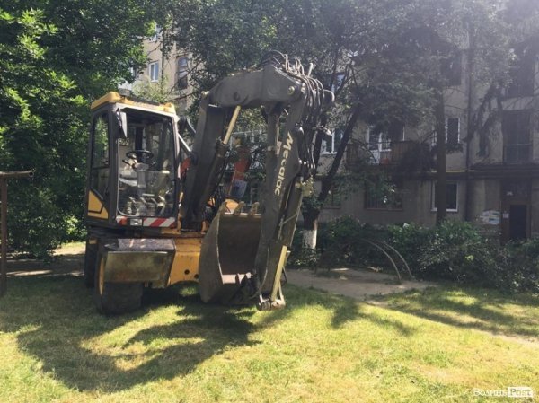 На двох вулицях Луцька розпочали ремонт дитячих майданчиків. ФОТО