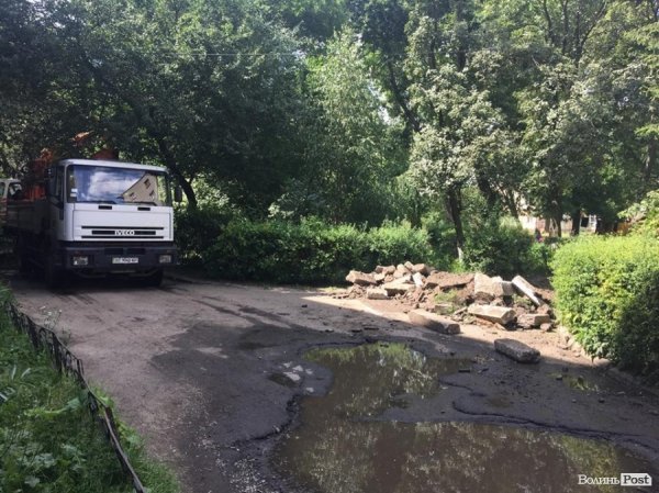 На двох вулицях Луцька розпочали ремонт дитячих майданчиків. ФОТО