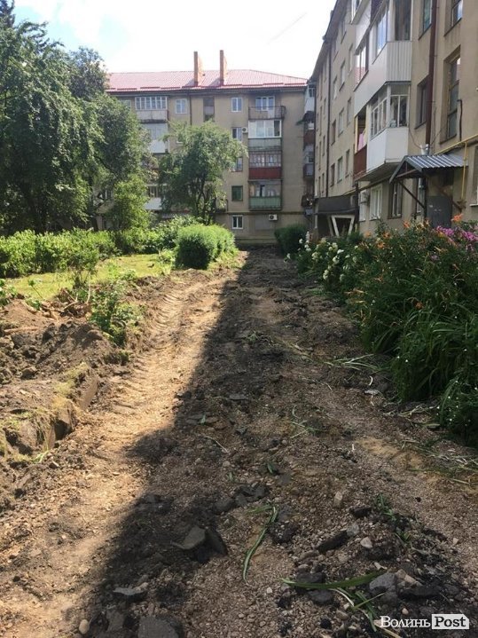 На двох вулицях Луцька розпочали ремонт дитячих майданчиків. ФОТО