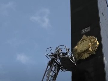 У Луцьку таки демонтували радянську зірку на меморіалі. ВІДЕО